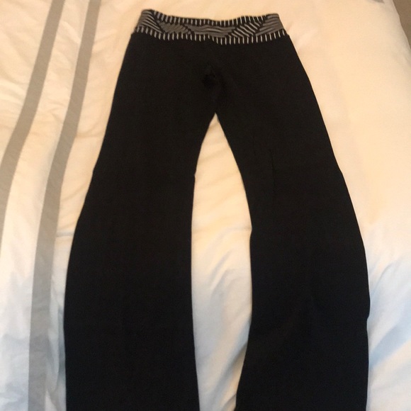 LULULEMON GROOVE PANT. Size 4 - Picture 3 of 5